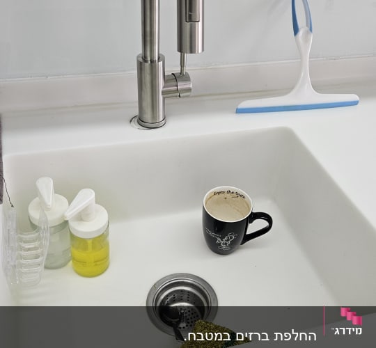 כיור מטבח לבן וברז נירוסטה נשלף